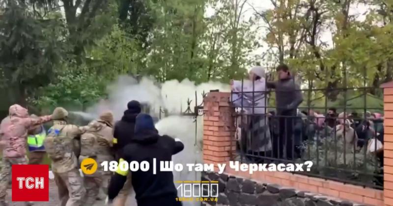 Конфлікт з лавками та застосуванням сльозогінного газу! Як завершилась масштабна сутичка в церкві?